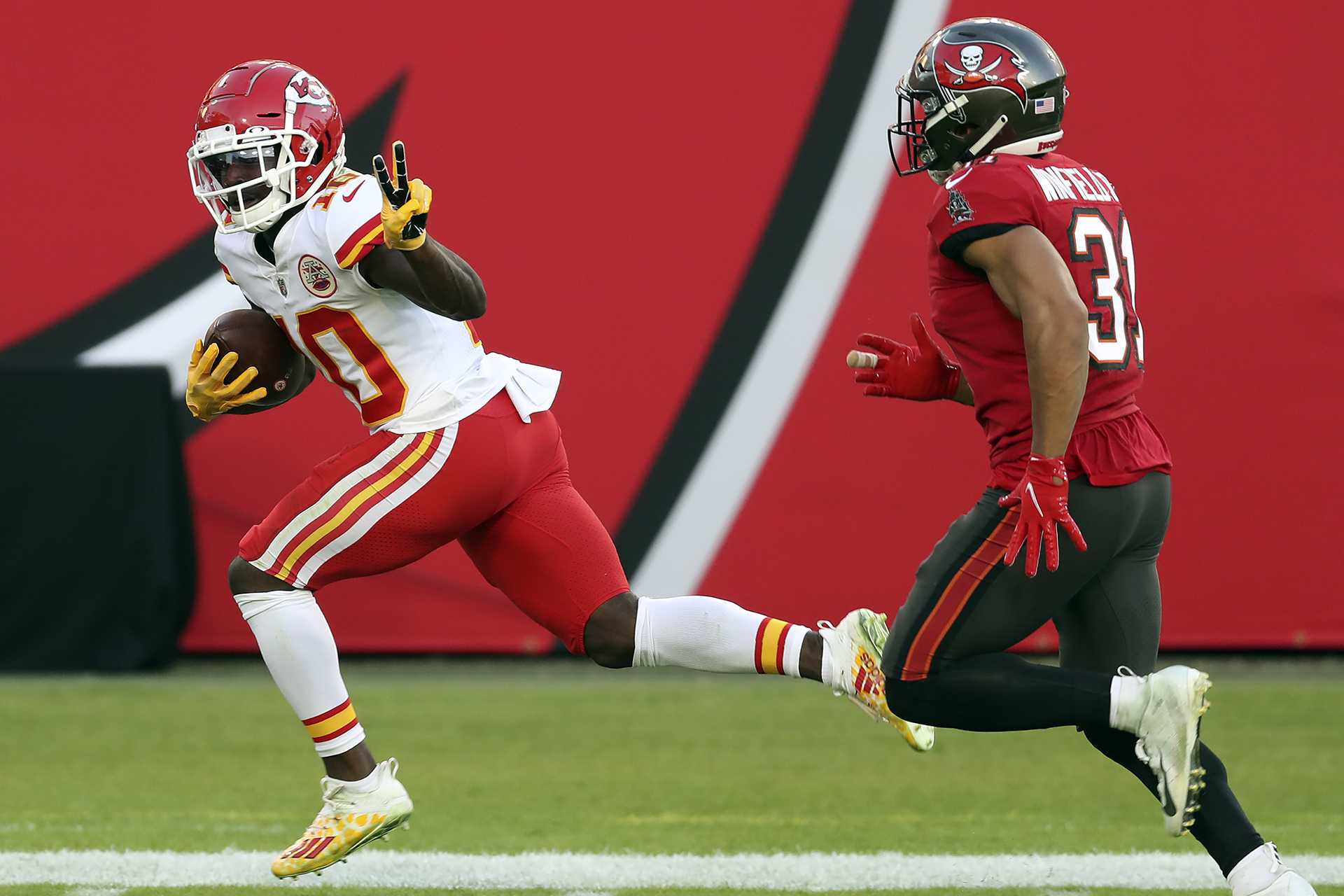 tyreek hill football gloves peace sign