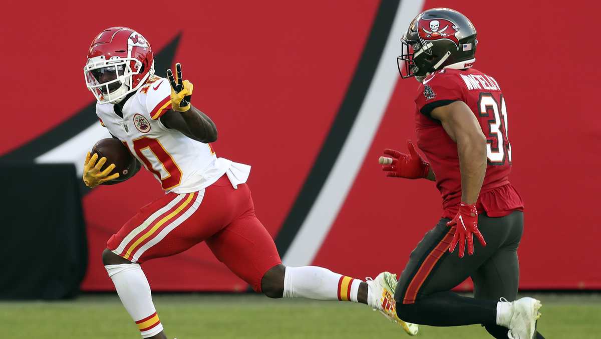 TAMPA, FL - AUG 10: Tampa Bay Buccaneers defensive back Carlton Davis III  (24) defends against Miami Dolphins wide receiver Tyreek Hill (10) during  the Tampa Bay Buccaneers & Miami Dolphins Joint-Practice