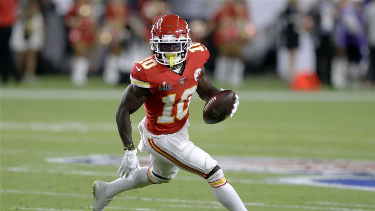 Kansas City Chiefs WR Tyreek Hill cleared to play Sunday, according to ESPN