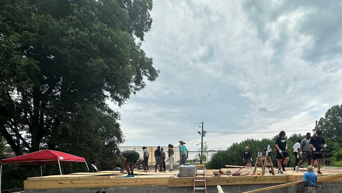 UAB Blazers brave heat as they partner with Habitat for Humanity to