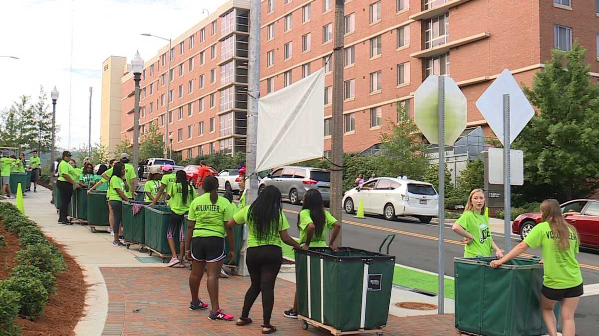 University of Alabama at Birmingham holds freshmen movein day