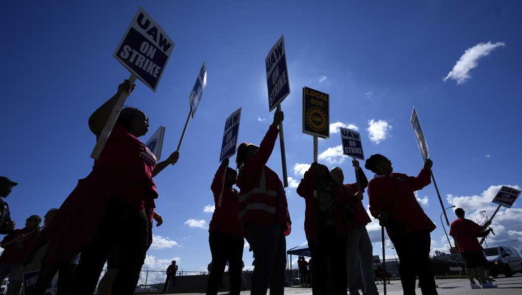 Auto workers escalate strike as 8,700 workers walk out at Ford Kentucky