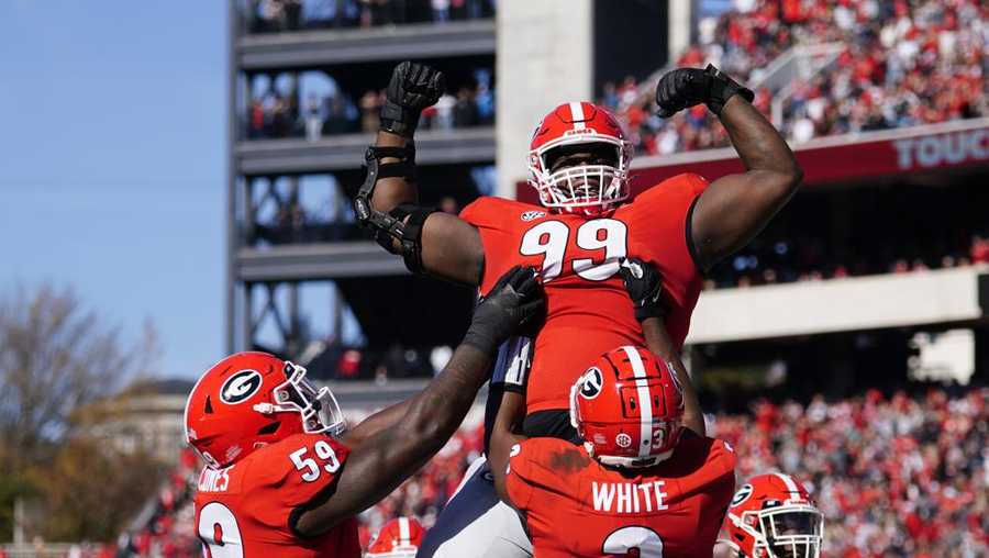 Georgia DL Jordan Davis scores a touchdown vs Charleston Southern 