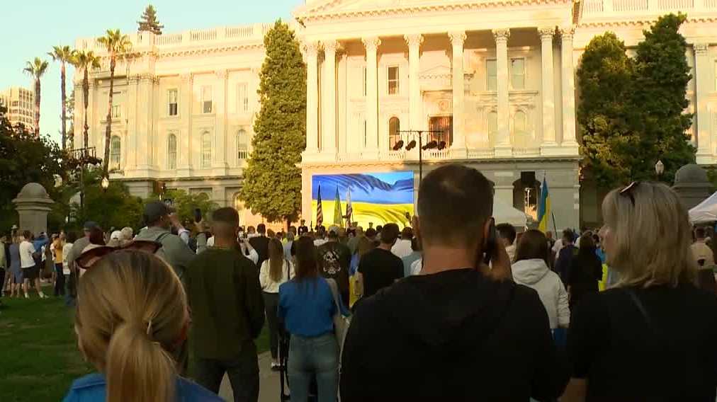 Hundreds gather outside state capitol to celebrate Ukraine's Independence Day amid war with Russia