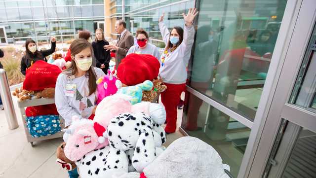 Patients at children's hospital surprised with bear-y special delivery for Christmas - Vimarsana News