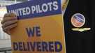 United pilots picket