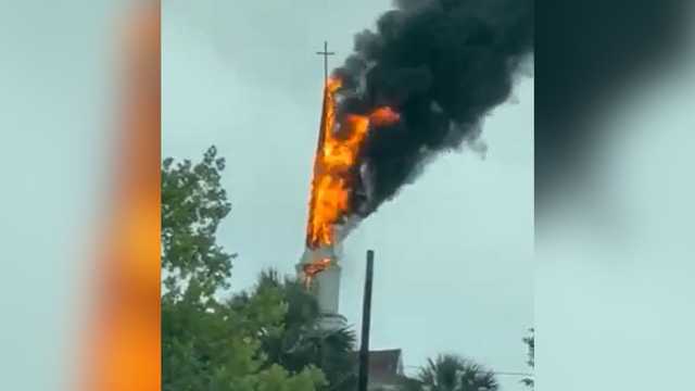 Eerie video shows flames engulf Ormond Beach church steeple after lightning sparks fire - Vimarsana News