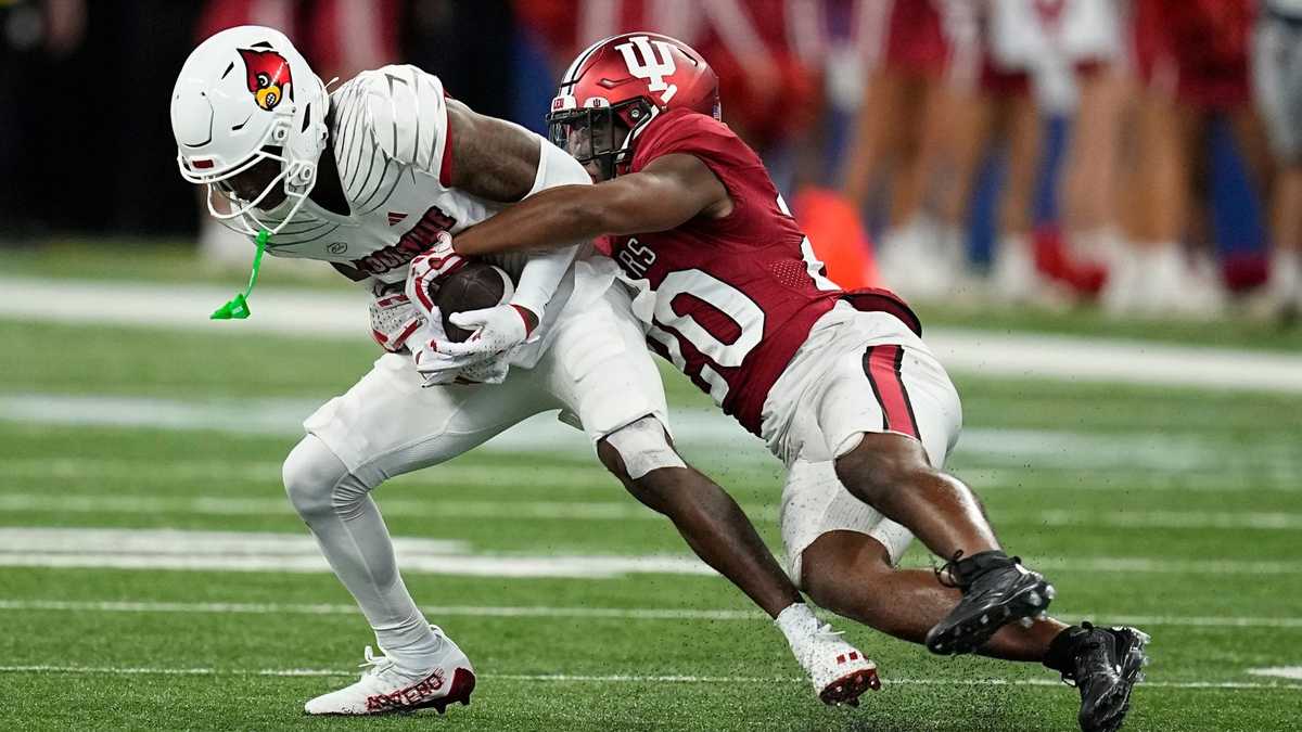 Louisville uses fast start, late goal-line stand to hold off Indiana 21-14