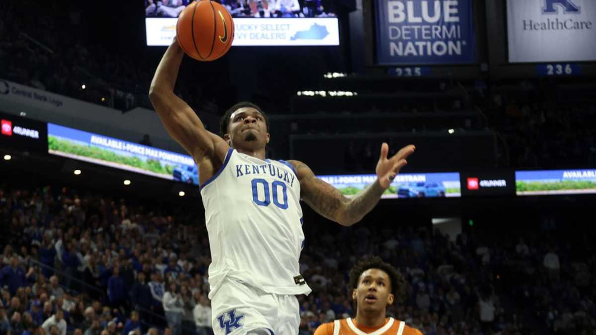 Kentucky hangs on to beat Texas, picking up fourth straight win