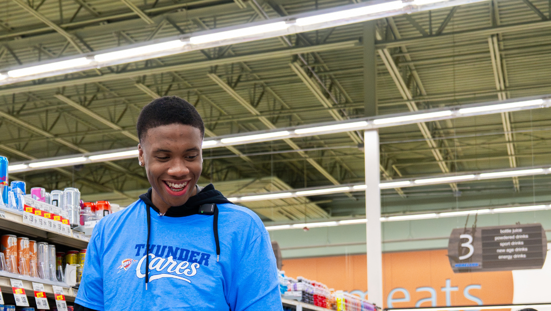Thunder forward Thomas Sorber helps Oklahoma City family grocery shopping spree
