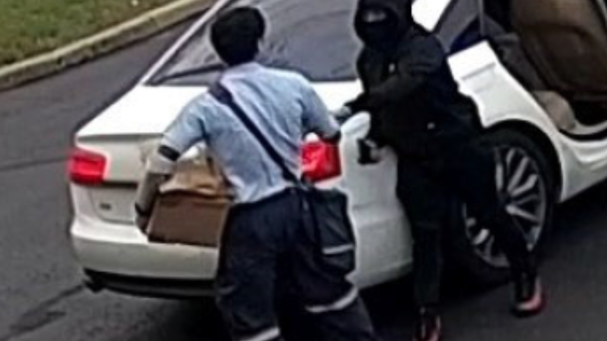 3 USPS mail carriers robbed in Louisville; reward offered