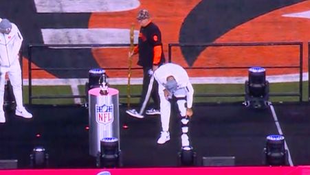 CJ Uzomah rips knee brace off at Bengals' Super Bowl Fan Rally