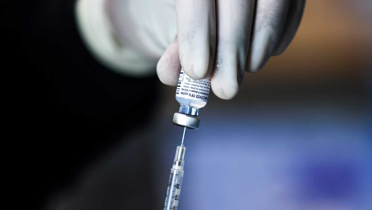 Photo: wlwt.com Pharmacy technicians prepare doses of the Pfizer-BioNTech vaccine at a mass Covid-19 vaccination event on January 30, 2021