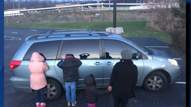 Mother living in van with 4 kids gets temporary housing, $100,000 in donations - Vimarsana News
