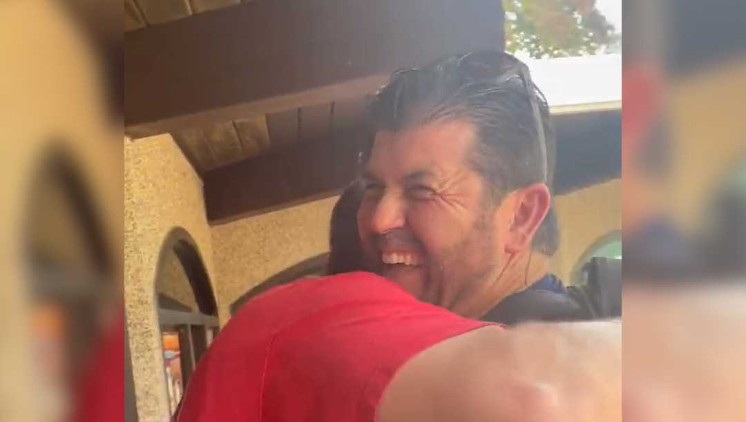 Former Red Sox star Jason Varitek surprises fan at amusement park