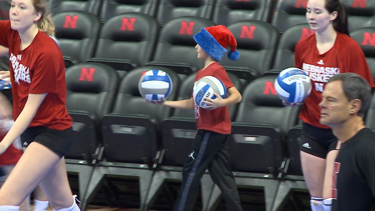 Sweet 16 volleyball teams open practice to fans