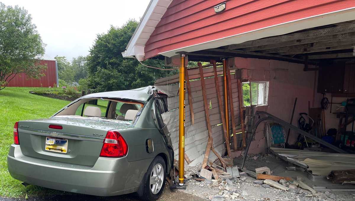 Vehicle crashes into garage in York County, Pa.