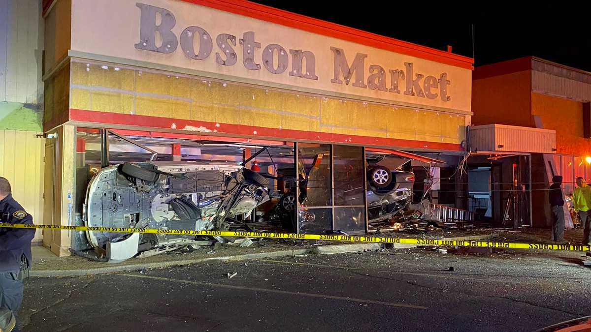 两辆车在索格斯市1号公路上撞进了一家空置的波士顿市场