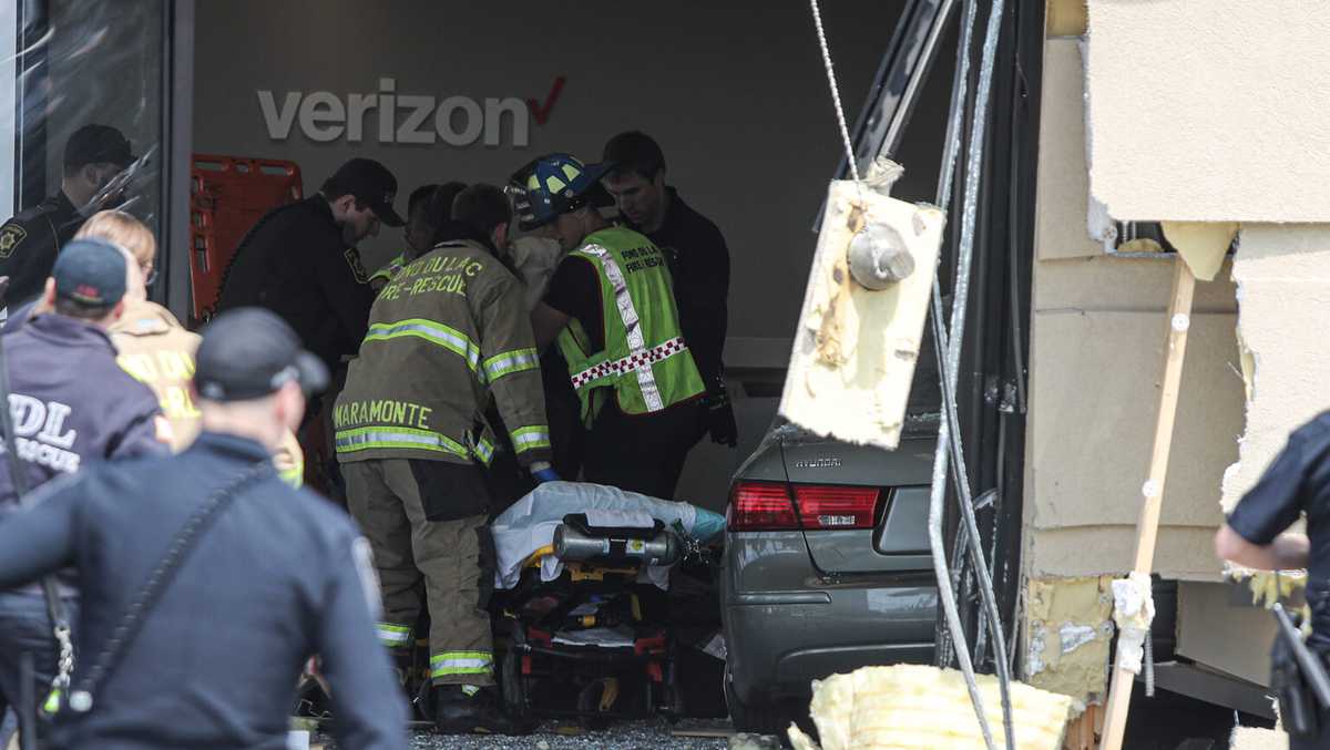 Car crashes into Fond du Lac Verizon store