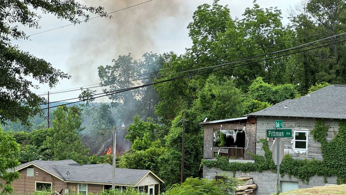 Vicksburg firefighters discover busted gas line during house fire