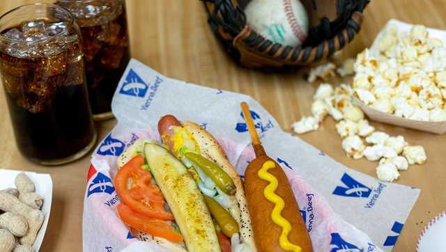 Milwaukee Brewers: Vienna Beef to supply hot dogs, menu at restaurant