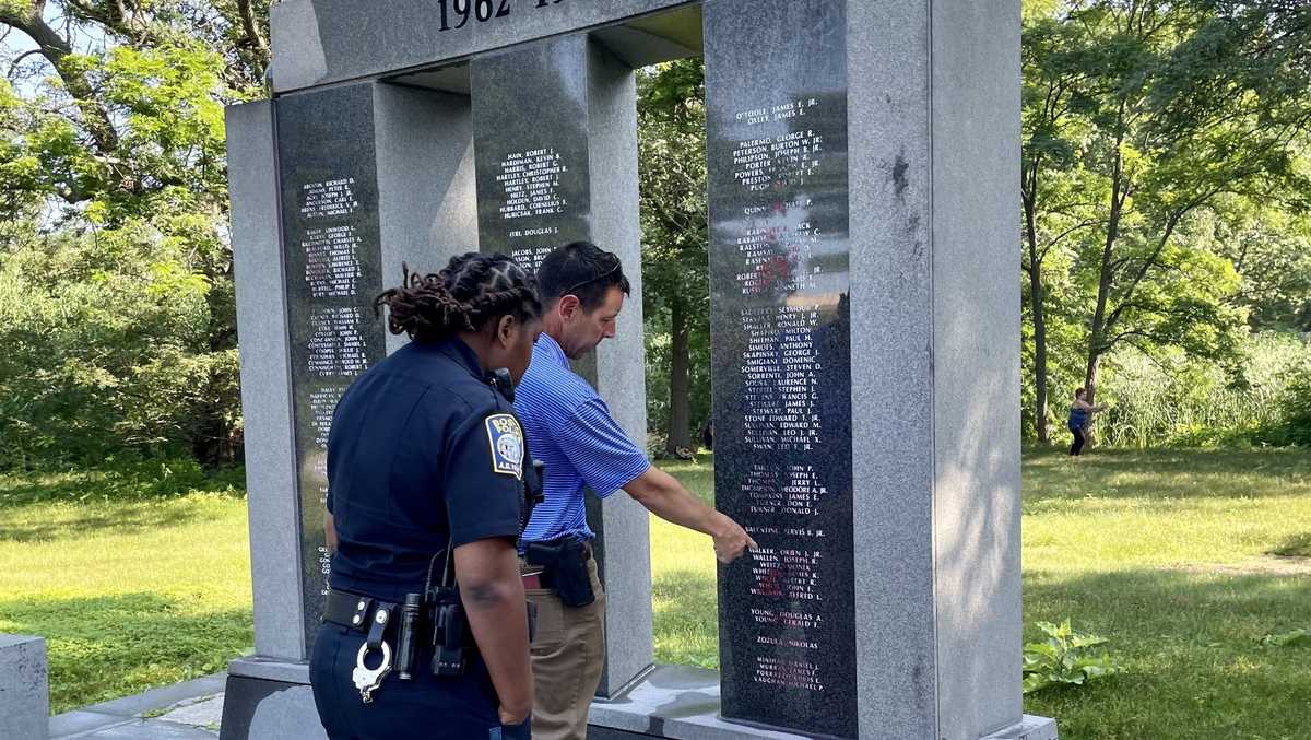 Đài tưởng niệm chiến tranh Việt Nam ở Boston bị sơn đỏ hoen ố