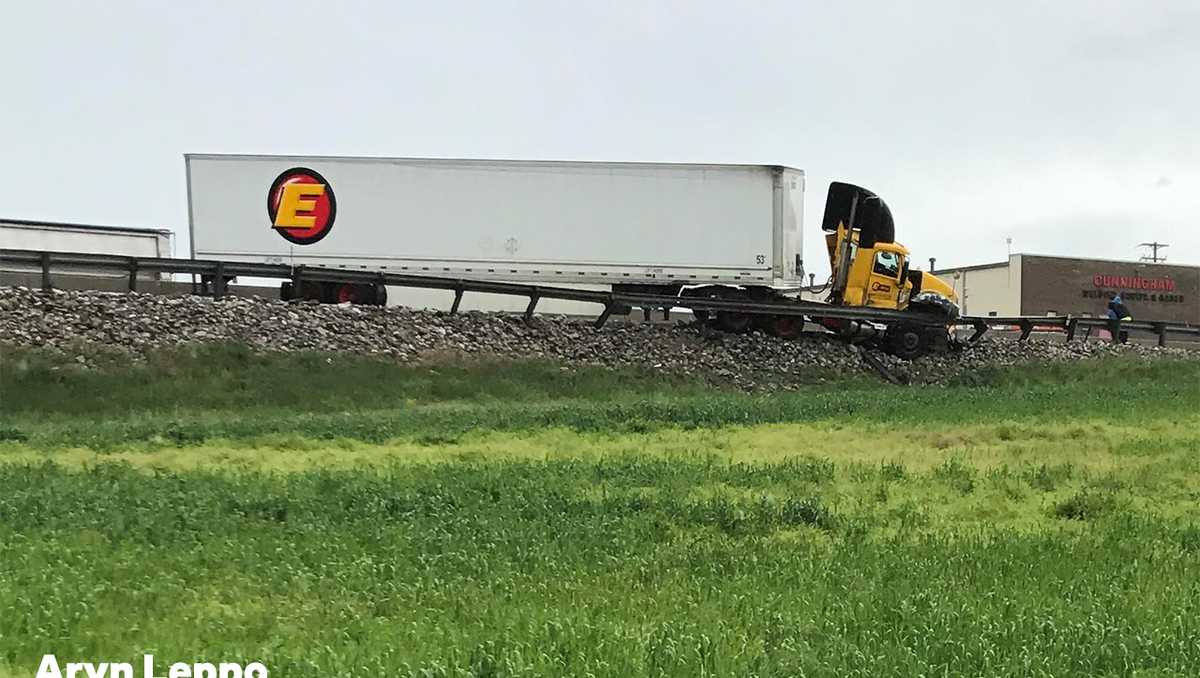 Tractor-trailer blocking lanes caused backup on I-83 in York County
