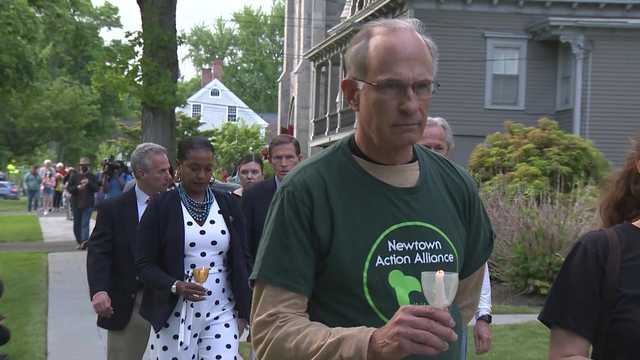 Newtown, Connecticut, residents hold candlelight vigil to remember Texas shooting victims - Vimarsana News