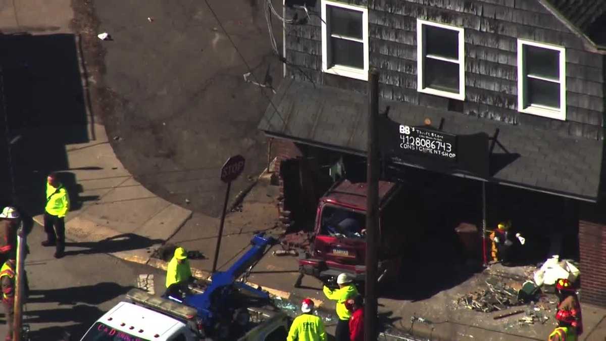Car crashes into building in Dravosburg, Allegheny County