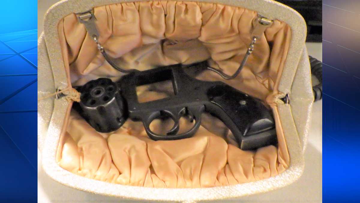 Loaded gun found in bag at Pittsburgh International Airport