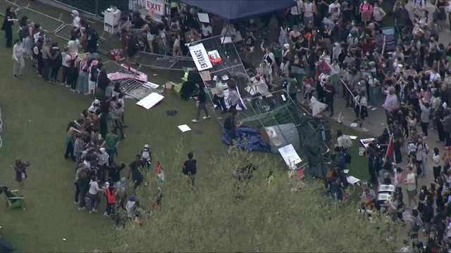 Demonstrators knock down barriers surrounding MIT encampment - Vimarsana News