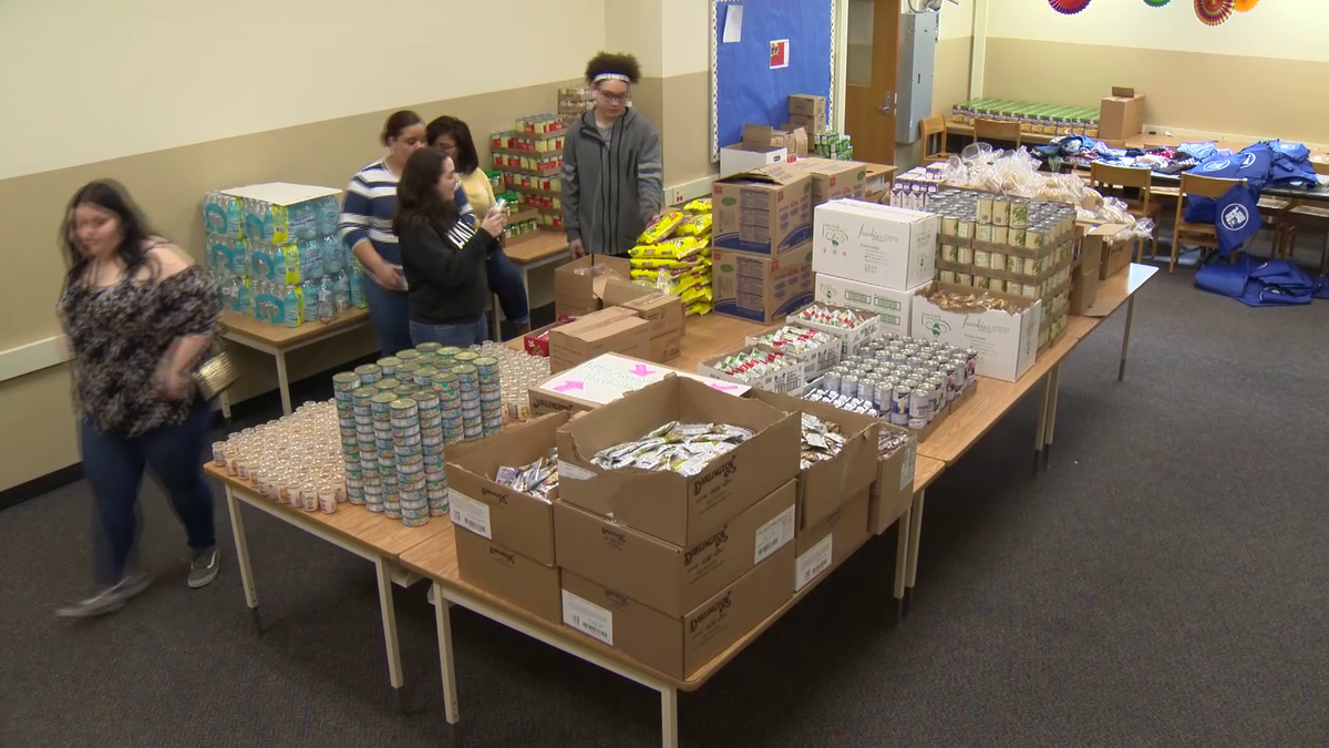 Students at Perry Traditional Academy help the hungry in Pittsburgh