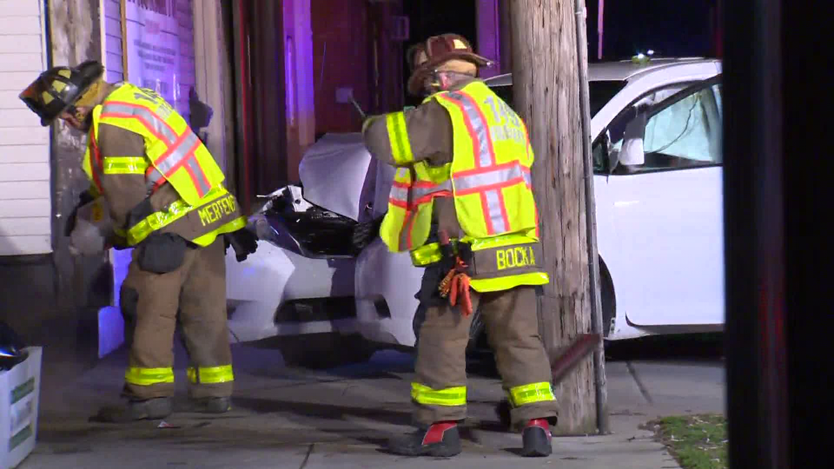 Driver injured when van crashes into building in Etna