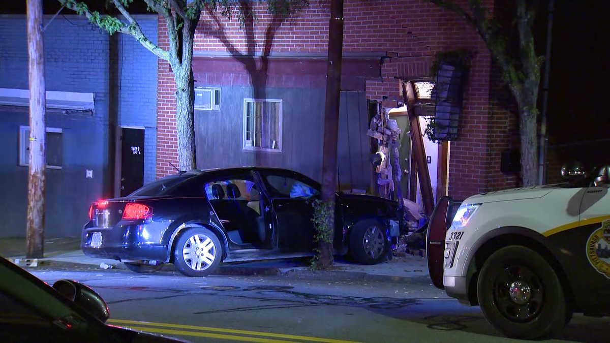 Vehicle crashes into apartment building in Pittsburgh