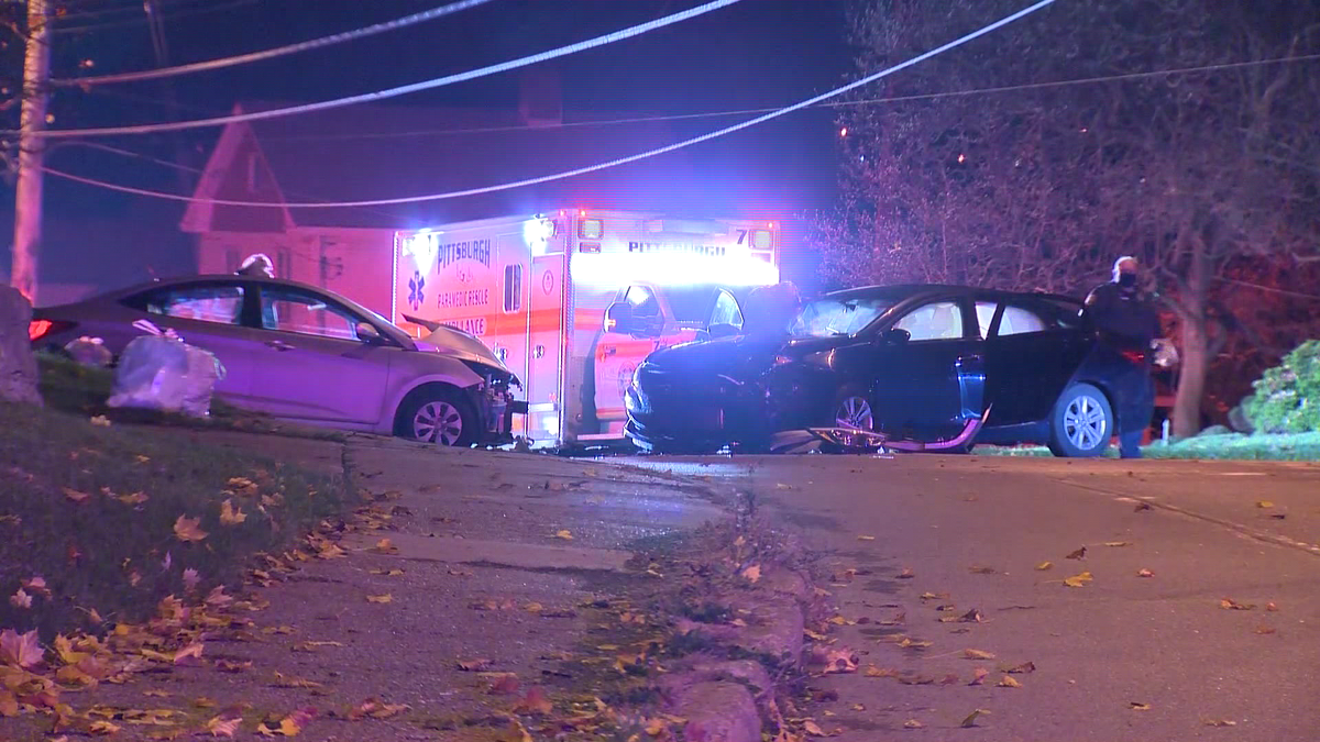 Two people hurt in early morning crash in Pittsburgh