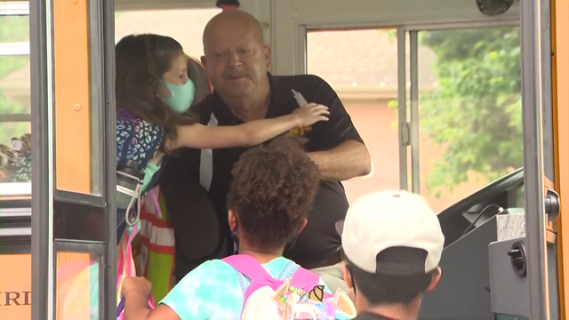 Pennsylvania students surprise bus driver who is celebrating 25 years on his route - Vimarsana News