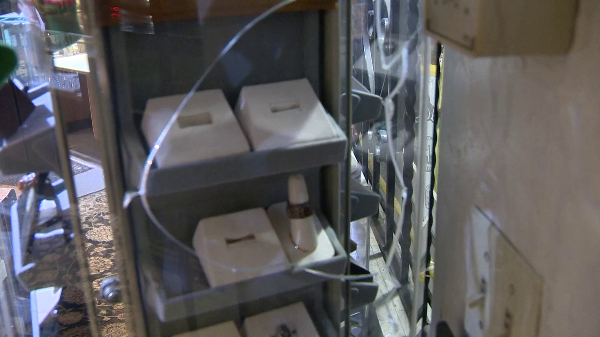 Mass. jewellery retailers qualified in smash-and-seize robberies Mass. jewellery retailers qualified in smash-and-seize robberies