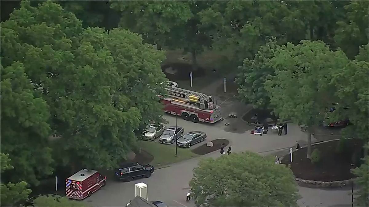 Fire at Mansfield, Massachusetts, apartment complex sends police