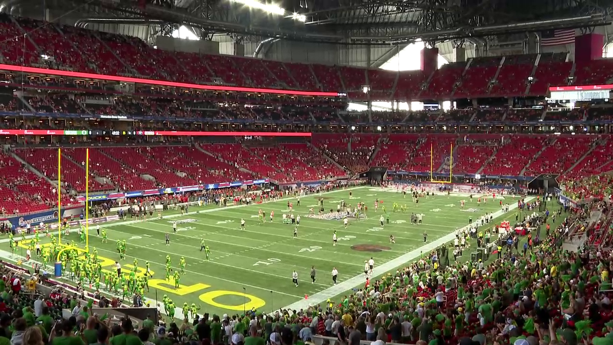 WATCH: Georgia Bulldogs fans Light up Mercedes-Benz Stadium