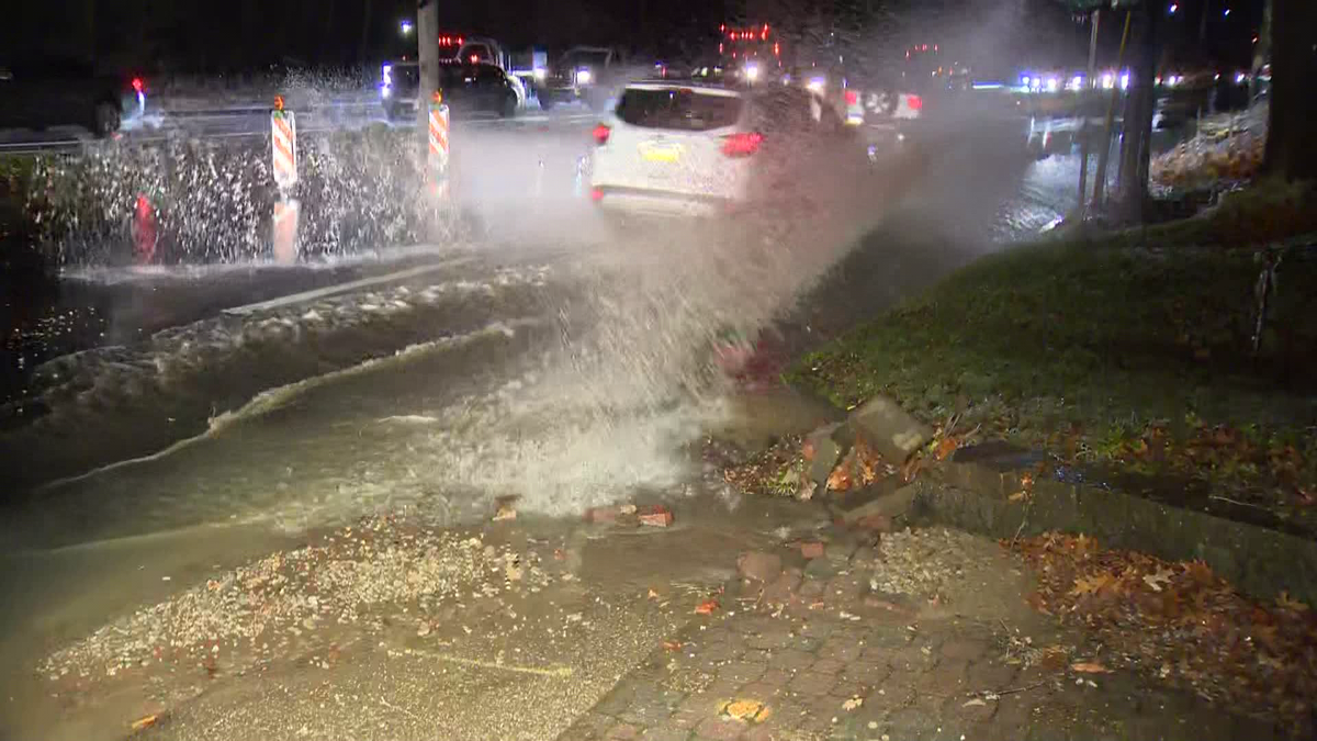 Drivers navigating through water main break on busy road in Forest Hills