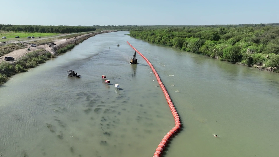 Juez federal ordena a Texas retirar las boyas en el río Grande