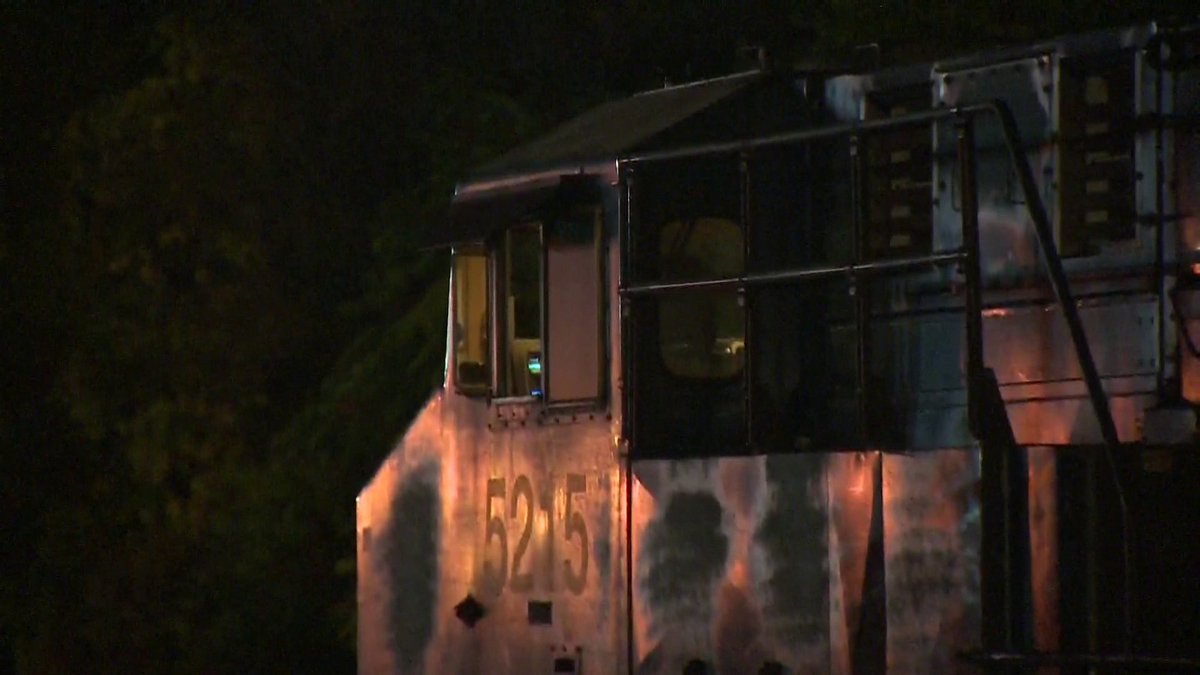匹兹堡一辆卡车被对向开来的火车撞击，一名男子住院，事故现场噪音巨大