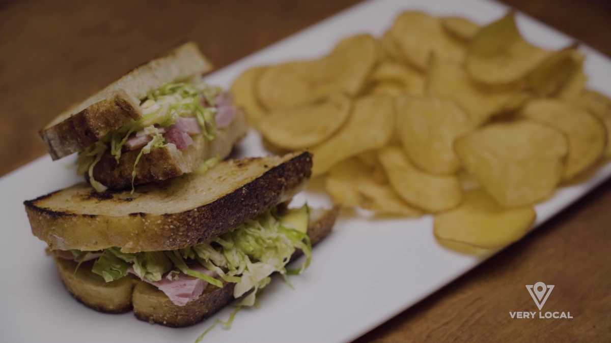 美食点评：‘Plate It, Pittsburgh!’挑战两位本地厨师创作三道以三明治为主题的菜肴