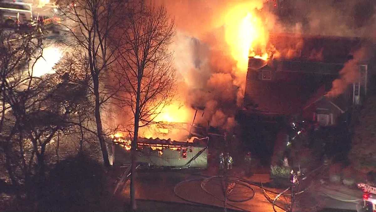 Shaler乡镇的一所房屋被大火吞噬；大量消防人员出动