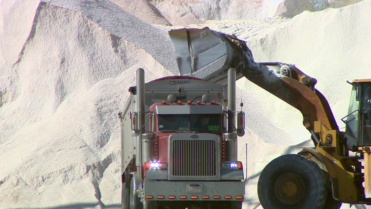 装满盐的卡车已经准备好，用于保持道路不结冰