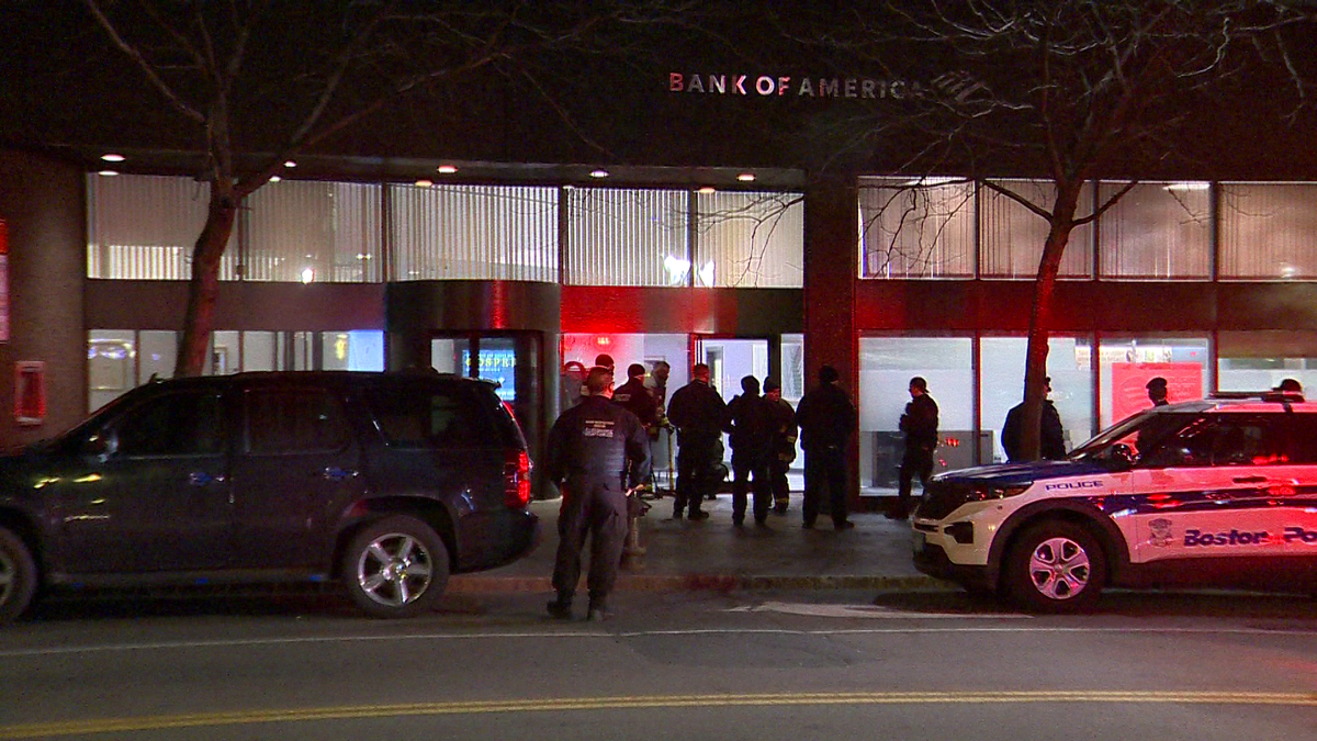 警方称，涉嫌抢劫的男子被逮捕，他闯入波士顿一家银行
