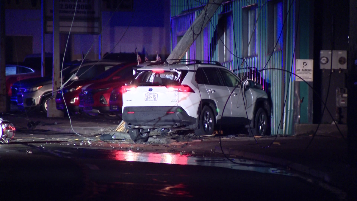 Power outages reported after vehicle crashes into pole in Pittsburgh