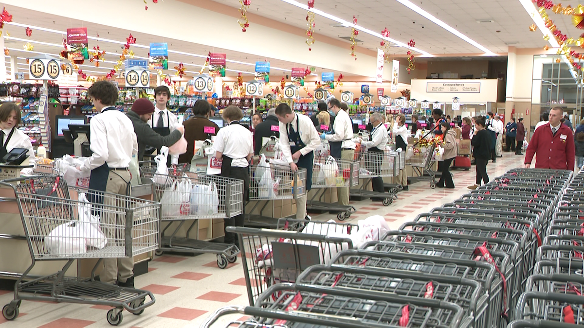 Last minute crowds at nh market basket ahead of thanksgiving