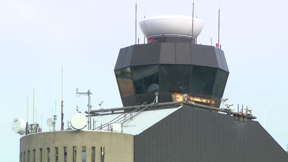 'Safety is nonpartisan': Boston air traffic controllers working without paycheck