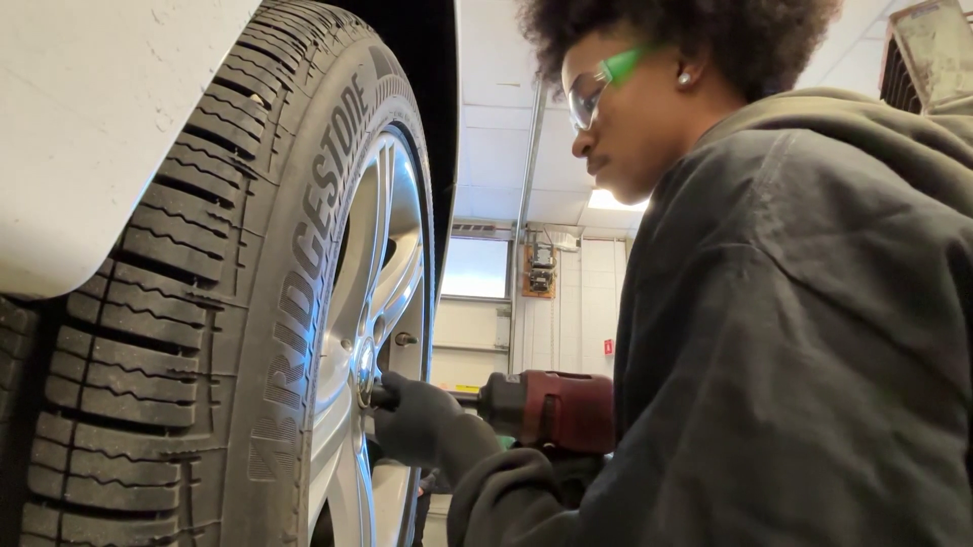wcvb.com - Kaitlin Gehlhaus - GM donates new cars to local high school automotive class